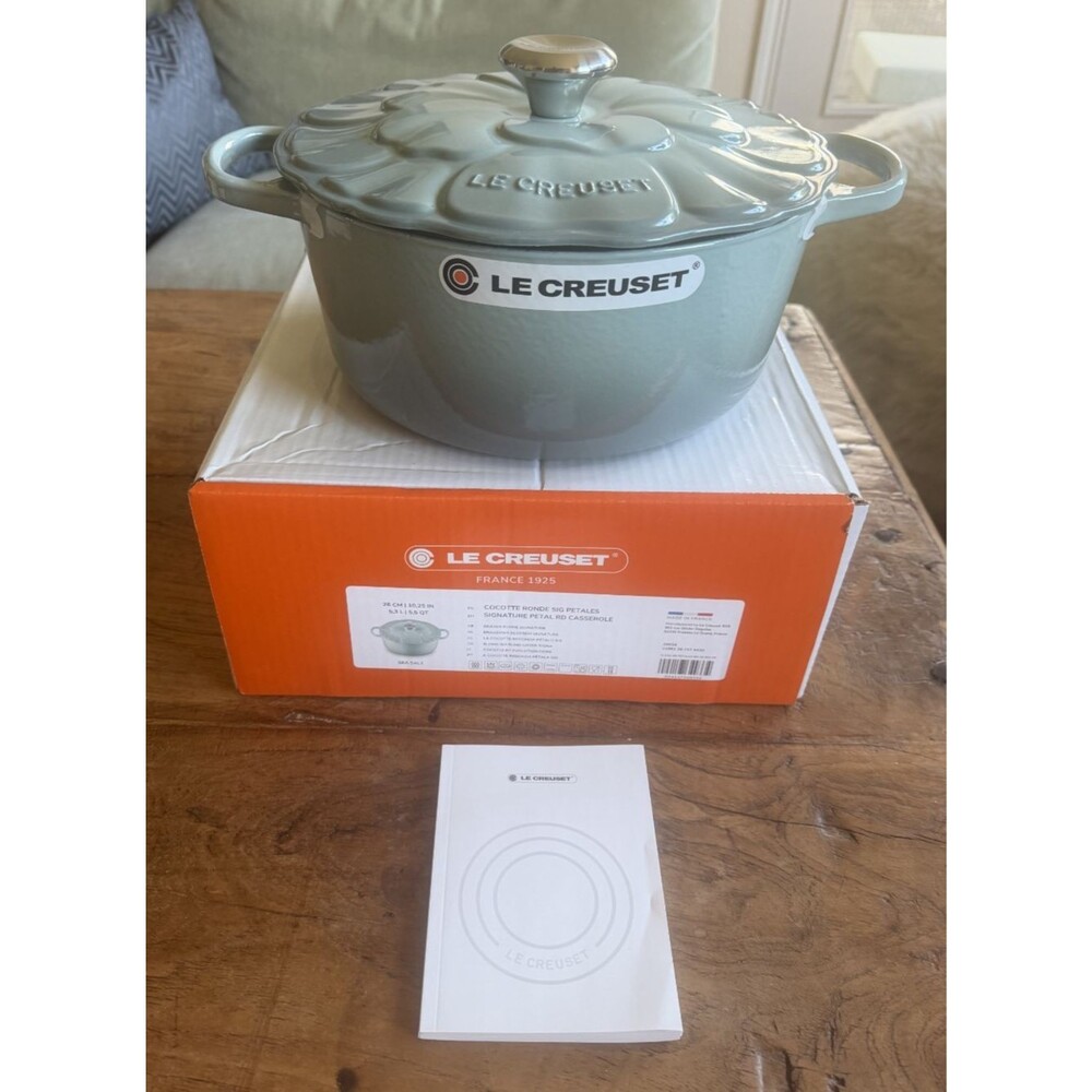 Le Creuset Enameled Cast Iron Petal Round Casserole 26 cm 5.5 qt Sea Salt NEW